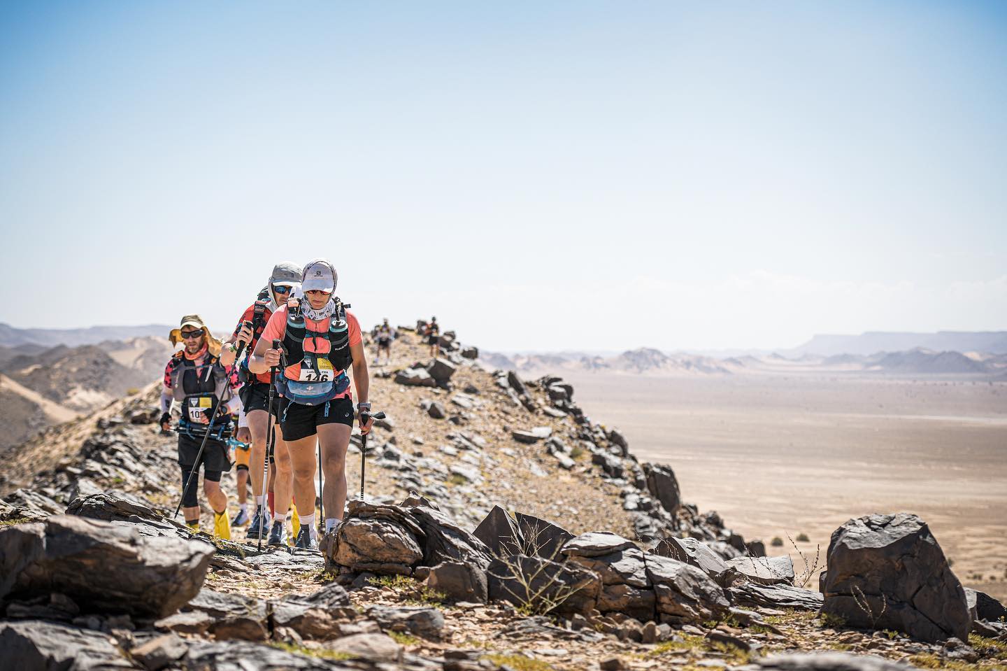 Ludivine marchant dans le désert lors du Marathon des Sables